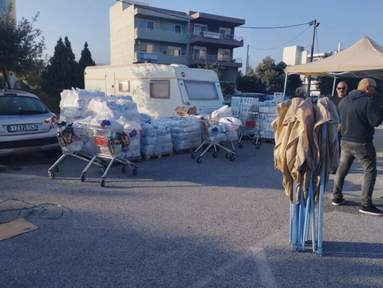 Ραφήνα: Διανομή τροφίμων σε δικαιούχους ΤΕΒΑ στο πάρκινγκ της οδού Μάντικα