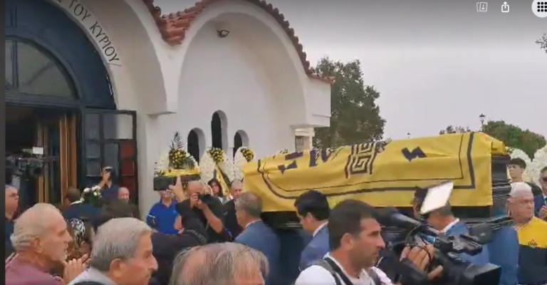Ρίγη συγκίνησης στην κηδεία του Γιάννη Ιωαννίδη: Συντετριμμένες η κόρη και η γυναίκα του