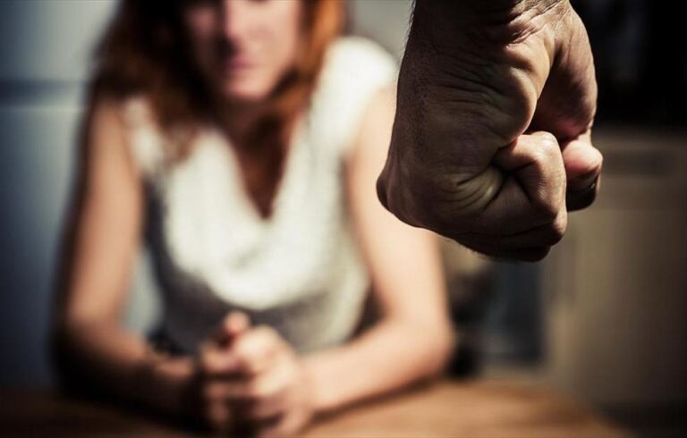 Εμβόλισε με αυτοκίνητο την εν διαστάσει σύζυγό του