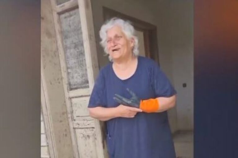 Καρδίτσα: Συγκλονίζει η γιαγιά που ζει μέσα στο πλημμυρισμένο σπίτι με την 2 ετών εγγονούλα της