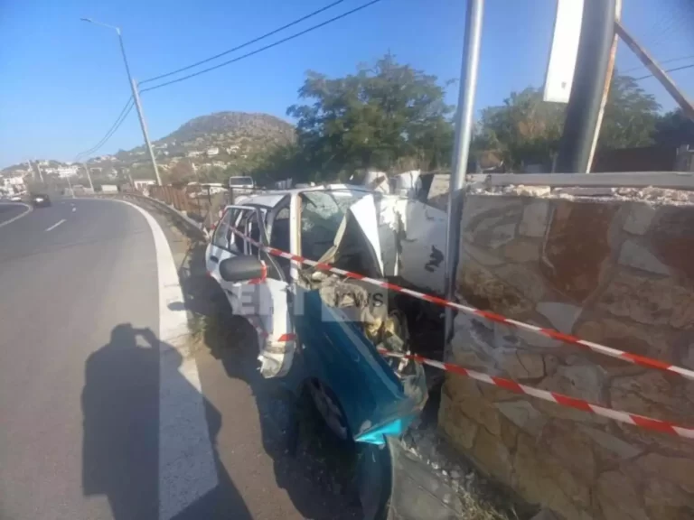 Αθηνών-Σουνίου: Αυτοκίνητο καρφώθηκε σε τοίχο
