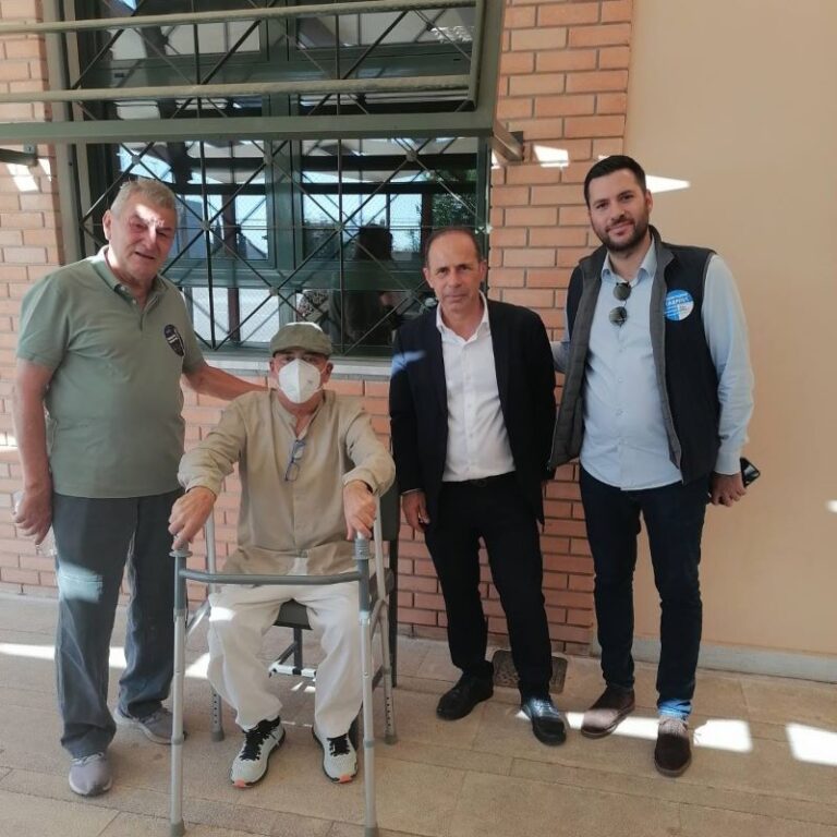 Ο Αριστείδης Μπουράνης, στον αγώνα των δημοτικών εκλογών, στα εκλογικά κέντρα του Πικερμίου