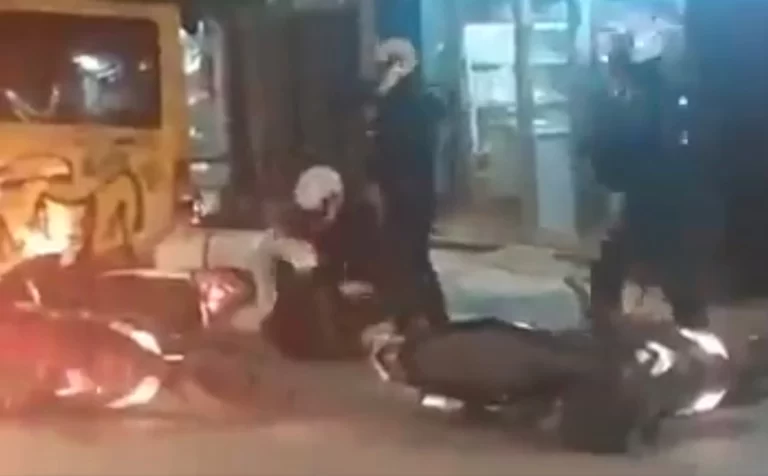 Βίντεο με ξυλοδαρμό διαδηλωτή από αστυνομικούς στην πλατεία Βικτωρίας