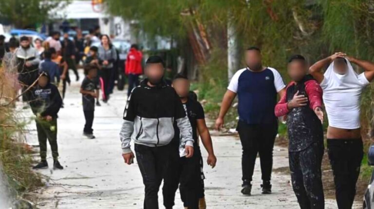 Άνω Λιόσια: 8χρονος Ρομά οδηγούσε ΙΧ και συνελήφθη μετά από καταδίωξη – «Καρφώθηκε» σε γκαραζόπορτα στην προσπάθεια να διαφύγει – rpn