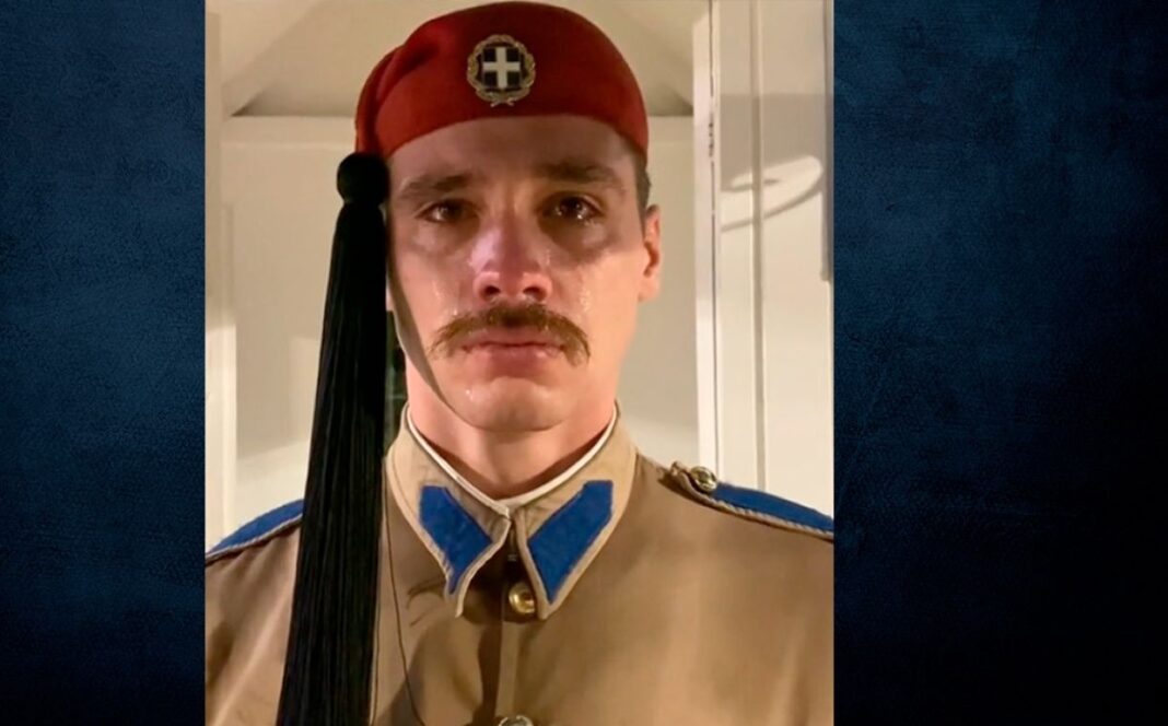 Εύζωνας ξέσπασε σε κλάματα στην τελευταία υπηρεσία του – rpn