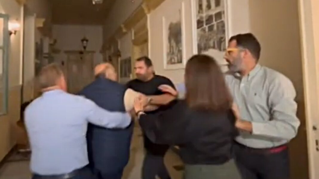 «Ρινγκ» το Δημοτικό Συμβούλιο- Αντιδήμαρχοι πιάστηκαν στα χέρια – rpn