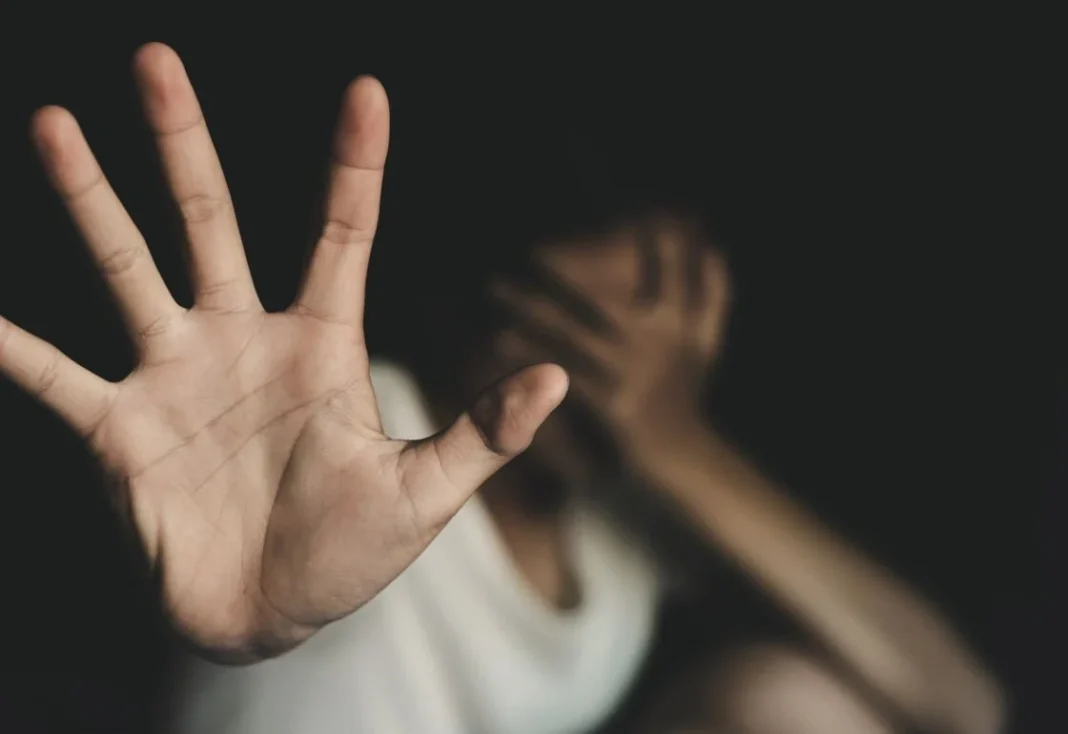 Οργή και αποτροπιασμός από τις καταγγελίες της συζύγου του αστυνομικού στη Βουλή -rpn