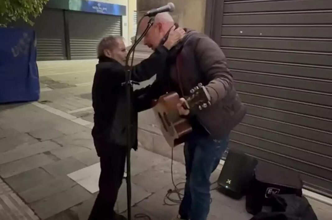 Η τρυφερή αγκαλιά του Σταύρου Ξαρχάκου σε πλανόδιο μουσικό – rpn