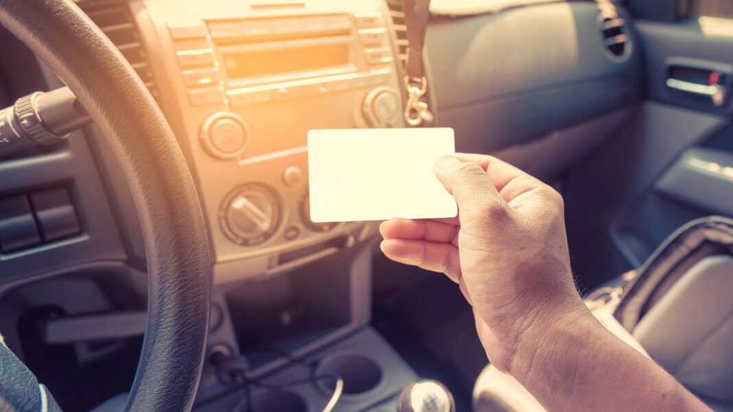 Ποια είναι η κάρτα στο αυτοκίνητο που θα γλιτώσει τους οδηγούς από 200 ευρώ πρόστιμο – rpn