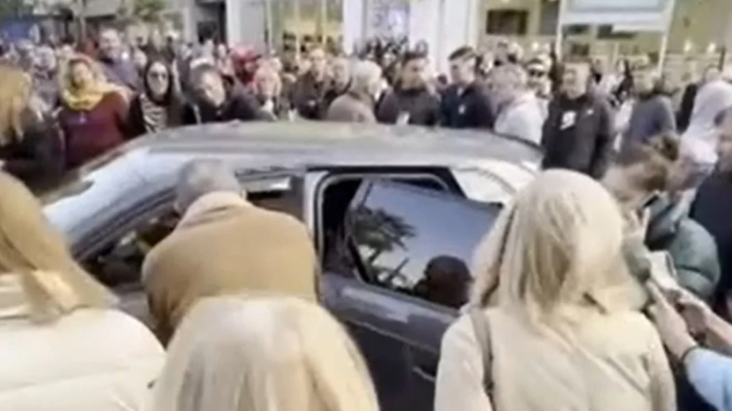 Κατέβηκα να της πάρω ένα λουλούδι και ξεχάστηκα, είπε ο οδηγός που πάρκαρε στη μέση του δρόμου στο Χαλάνδρι – rpn