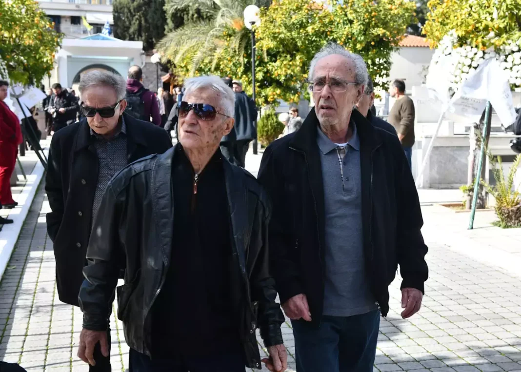 Ο γιος της Καίτης Γκρέυ Φίλιππος Ηλιάδης, λέει το τελευταίο ”αντίο” στην μητέρα του – rpn