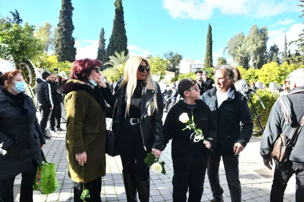 Καίτη Γκρέϋ: Η εγγονή της Αγγελική Ηλιάδη με τον 11χρονο γιο της στo ”ύστατο χαίρε” – RPN