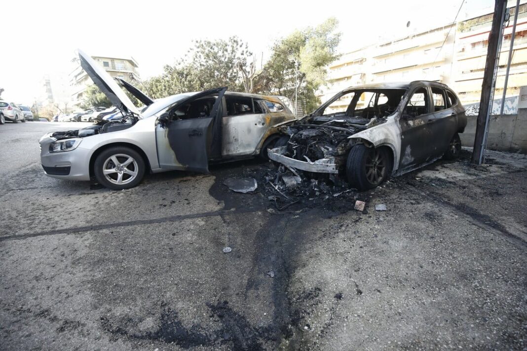 Πατήσια: Εμπρηστική επίθεση – Κάηκαν σταθμευμένα οχήματα – rpn