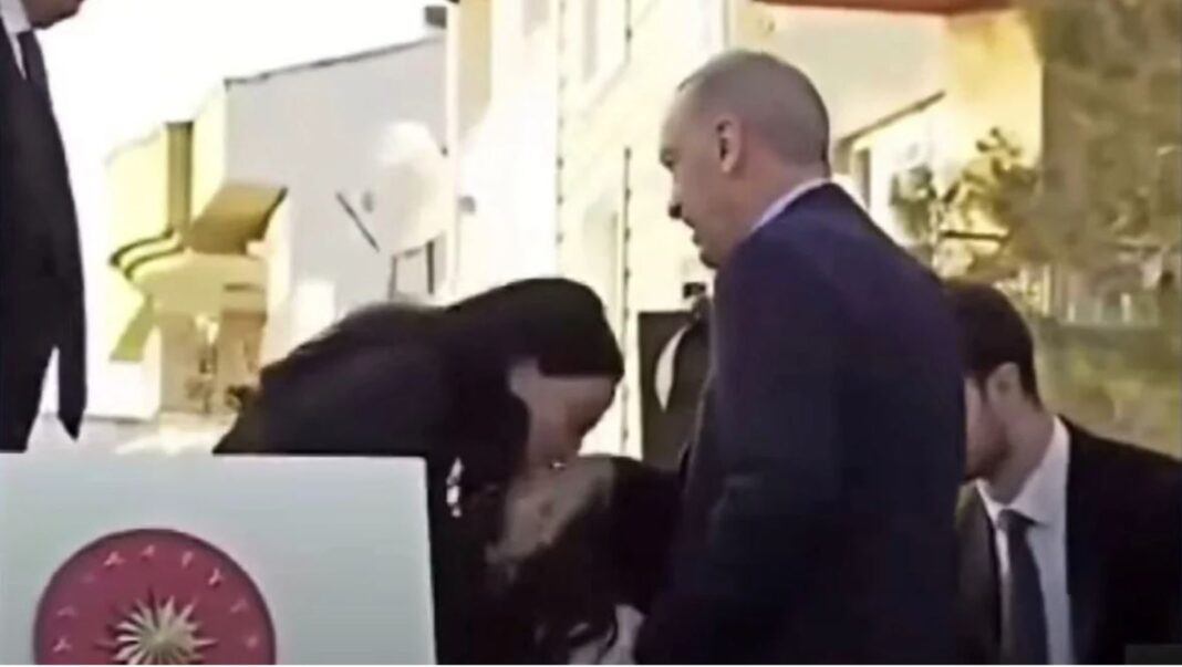 Αντιδράσεις για το χειροφίλημα στον Ερντογάν αντί… χαρτονομίσματος – rpn