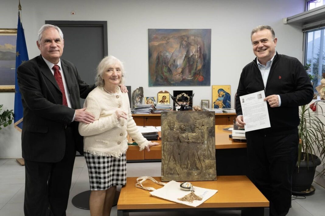Ένα ανάγλυφο έργο της χαρίζει στο Δήμο Παλλήνης η βραβευμένη γλύπτρια Ασπασία Παπαδοπεράκη – RPN