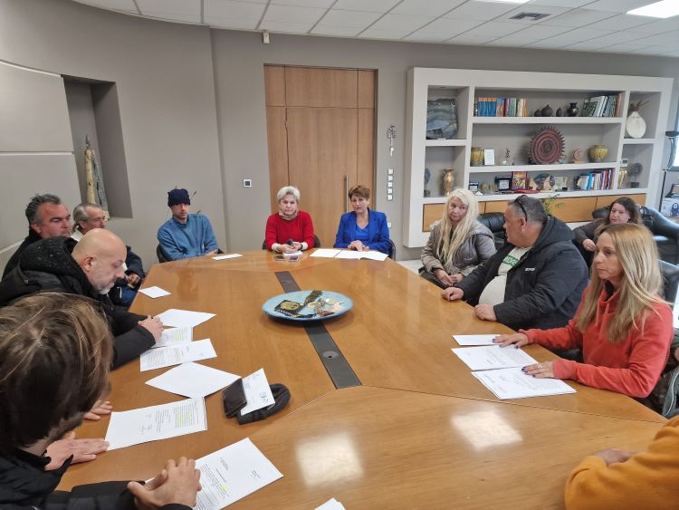 Σύσκεψη της Δημάρχου Ραφήνας – Πικερμίου Δήμητρας Τσεβά με πρώην «συμβασιούχους covid19» – RPN