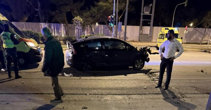 Σοβαρό τροχαίο στη Λεωφόρο Ποσειδώνος – Νεαρός οδηγός προσέκρουσε σε στάση λεωφορείου (φωτο- βίντεο)- rpn