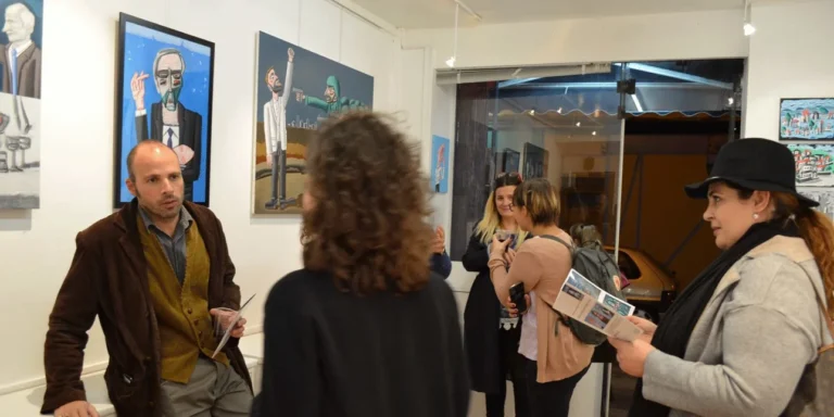 Χριστόφορος Κατσαδιώτης: Ο καλλιτέχνης των αμφιλεγόμενων έργων – «Η Σαγήνη του Αλλόκοτου» και η Αντίδραση της Κοινωνίας