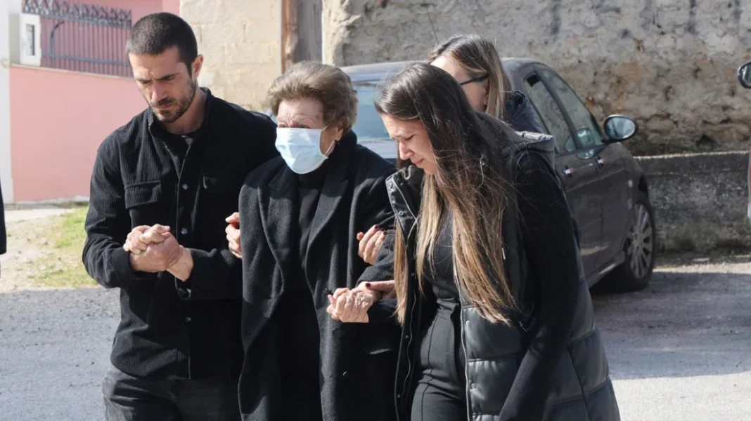 Υποβασταζόμενη η μητέρα της Καίτης Κωνσταντίνου, Αγγελική στην κηδεία της κόρης της – RPN