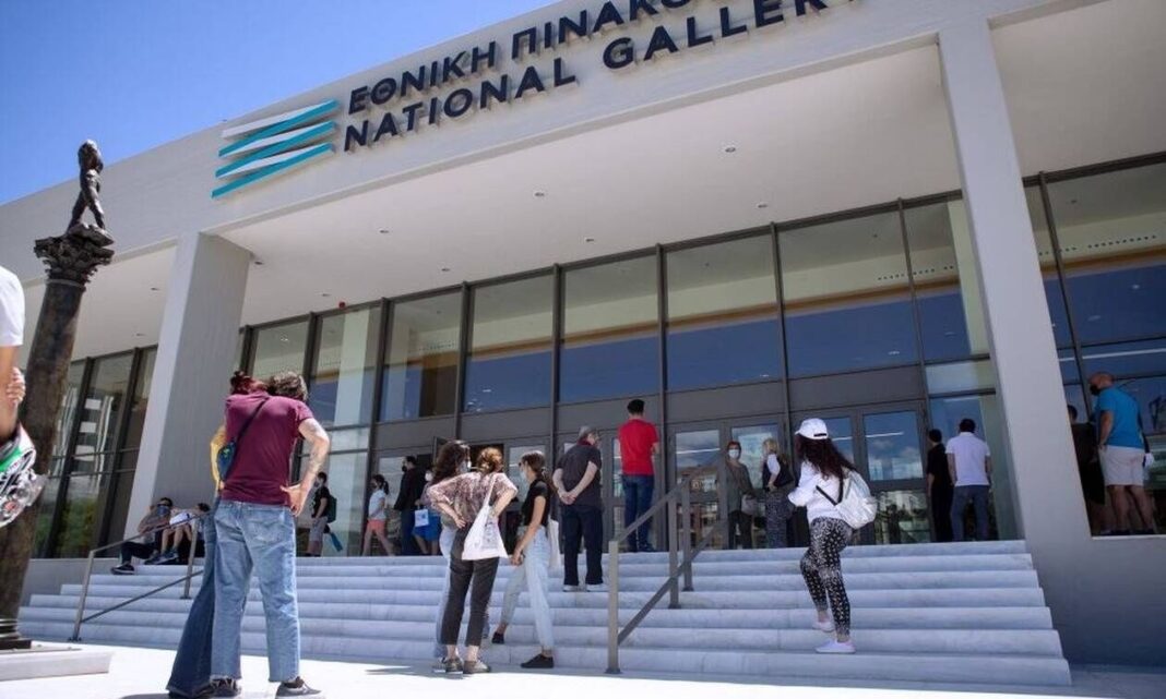 Ο Βουλευτής της Νίκης Νίκος Παπαδόπουλος κρατείται – εισέβαλε στην Εθνική Πινακοθήκη και έσπασε προθήκες εκθεμάτων που θεωρούσε βλάσφημα