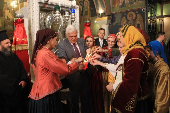 Ο Σύλλογος Τριγλιανών Ραφήνας έφερε το Άγιο Φως στην Παντοβασίλισσα Ραφήνας (φωτο – βίντεο)