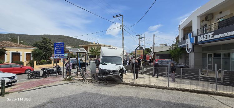 Σοβαρό τροχαίο στον Μαραθώνα την ώρα που σχολούσαν τα σχολεία – Τραυματίστηκε μαθητής