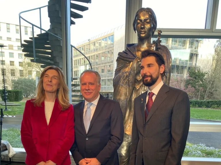 Άγαλμα της Μαρίας Κάλλας του γλύπτη Νίκου Φλώρου, κοσμεί κτίριο της UNESCO – RPN