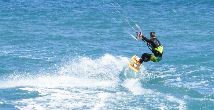 Επιχείρηση διάσωσης kitesurfer στην Αρτέμιδα – Ριπές ανέμων έως και 9 μποφόρ – rpn