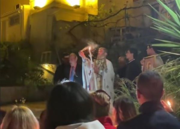 «Ευλόγησε» δυναμιτάκια Κεφαλονίτης ιερέας – Τα άναψε με το Άγιο Φως – rpn