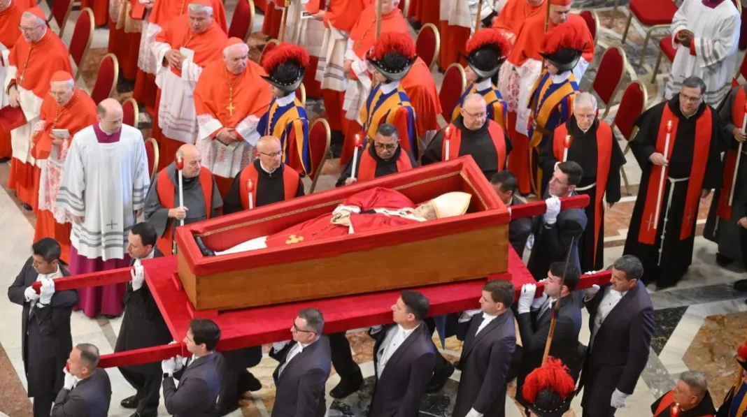 Πώς διατηρείται το σκήνωμα του Πάπα Φραγκίσκου τόσες ημέρες – τι είναι η θανατοπραξία – rpn