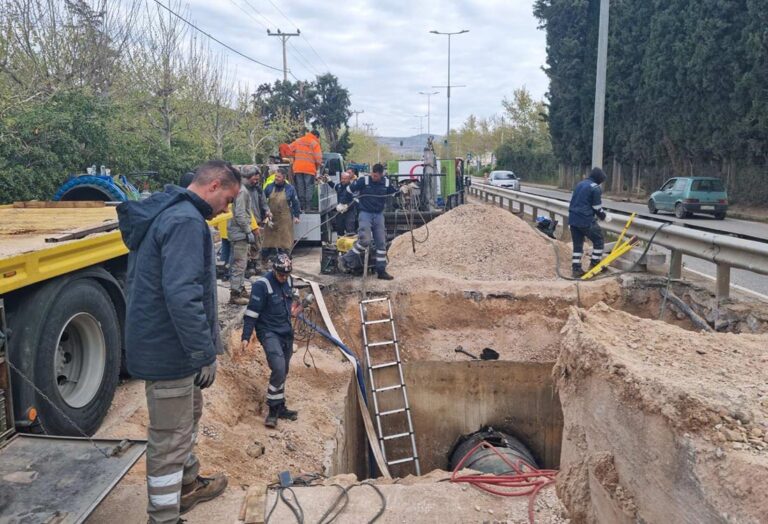 Νέα Μάκρη: Συνεχίζονται με εντατικούς ρυθμούς οι εργασίες από την ΕΥΔΑΠ για την αποκατάσταση της βλάβης