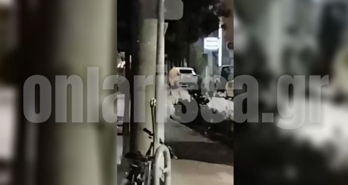 Λάρισα: Άνδρας βγήκε γυμνός στο κέντρο της πόλης και άρχισε να τραγουδάει – Το βίντεο που κάνει τον γύρο του διαδικτύου