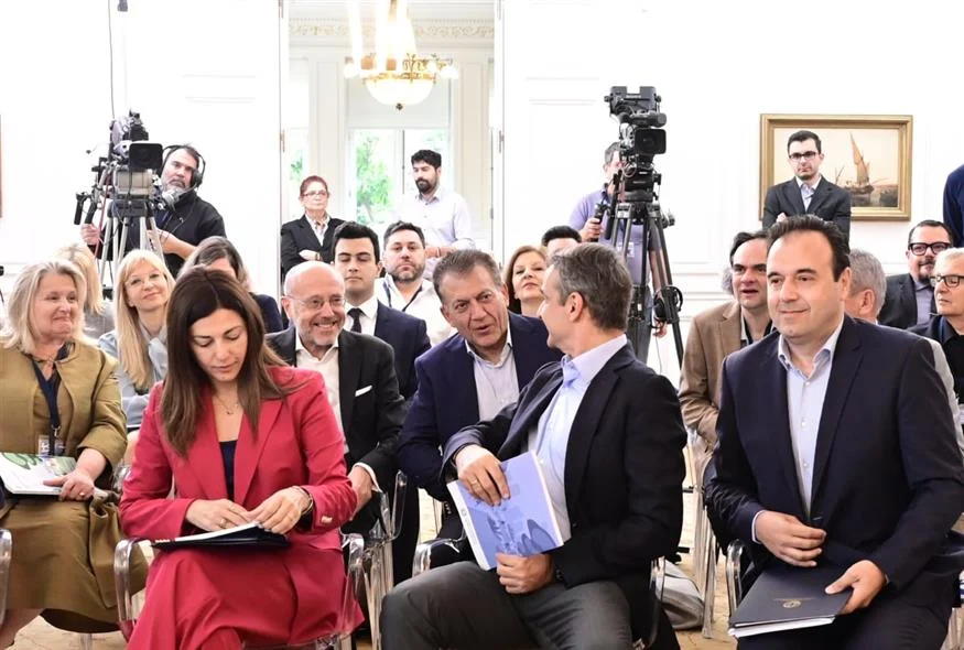 Κοινωνική εργασία αντί αποβολών και το νέο Kids Wallet: Το κυβερνητικό σχέδιο για την αντιμετώπιση της νεανικής παραβατικότητας