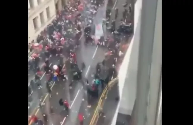 Λίβερπουλ: Αυτοκίνητο έπεσε πάνω σε οπαδούς – Συνελήφθη 53χρονος Βρετανός – RPN