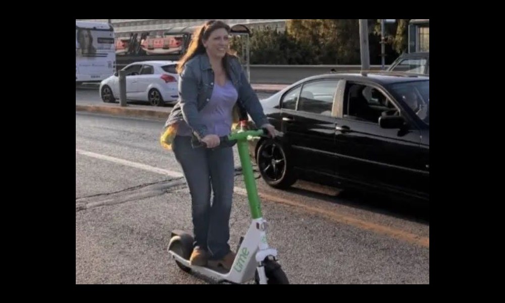 Η Ζωή Κωνσταντοπούλου κάνει βόλτες με πατίνι στον Πειραιά – Το story του συντρόφου της – rpn