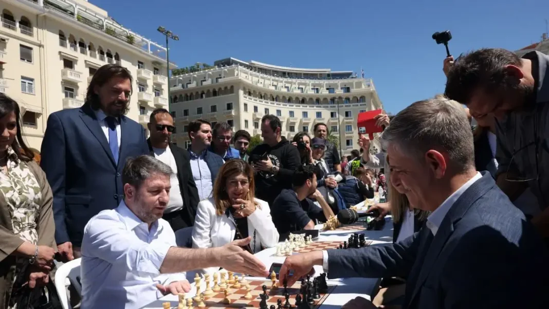 Ο Νίκος Ανδρουλάκης έπαιξε σκάκι στην Πλατεία Αριστοτέλους για τη Γενοκτονία των Ποντίων – RPN