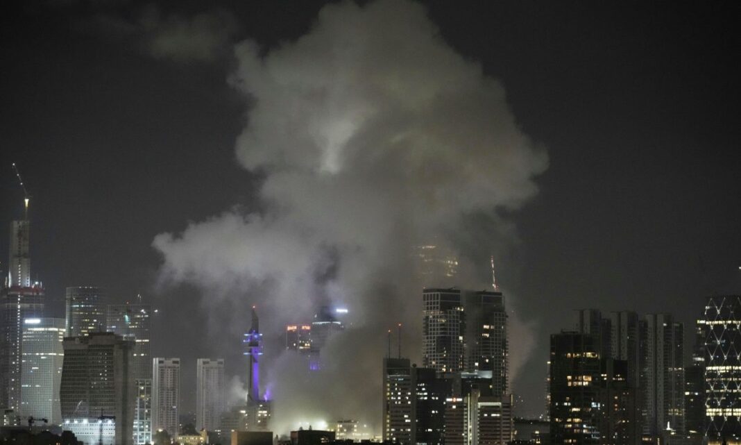 Ιράν: Πληροφορίες για πλήγμα στο αρχηγείο του Ισραηλινού στρατού – Στο Τελ Αβίβ σηκώθηκε καπνός μετά την πυραυλική επίθεση