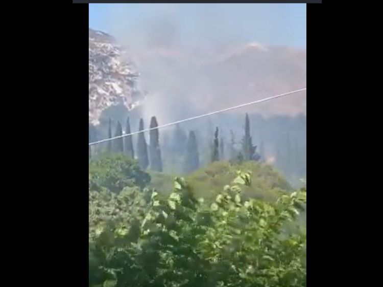 Φωτιά στην Παλιά Πεντέλη – φωτο – Στο σημείο 40 πυροσβέστες με 15 οχήματα, 2 αεροσκάφη, 1 ελικόπτερο- rpn