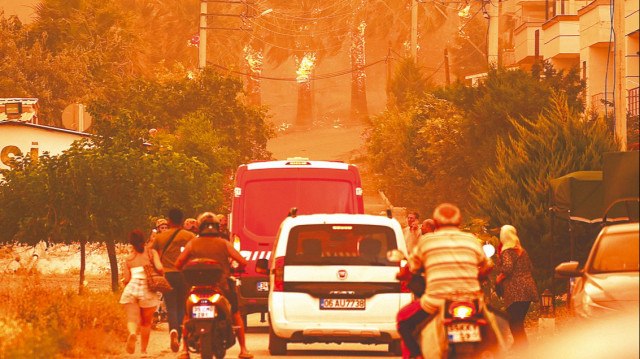 Τουρκία: Κάηκαν σπίτια στη Σμύρνη – Οικισμοί εκκενώθηκαν – Στάχτη μέχρι και την Πάτμο