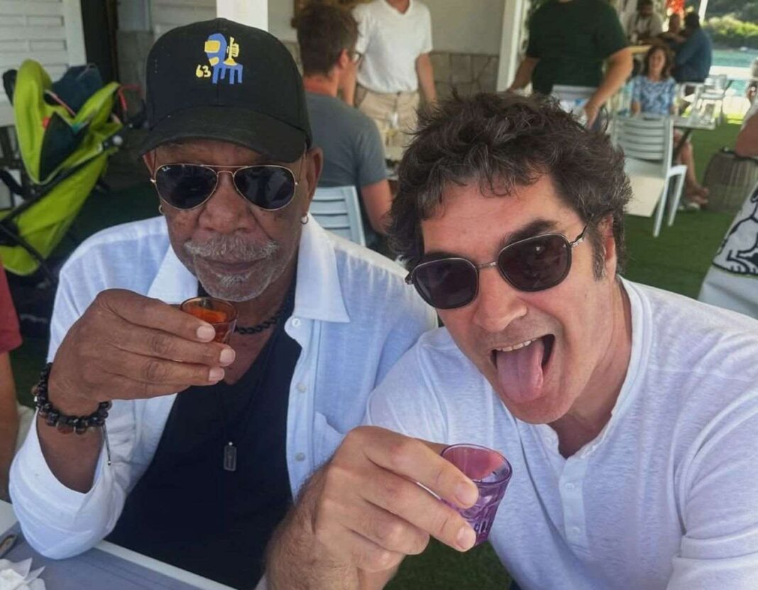 Ο Χριστόφορος Παπακαλιάτης πίνει σφηνάκια παρέα με τον Morgan Freeman στους Παξούς – RPN