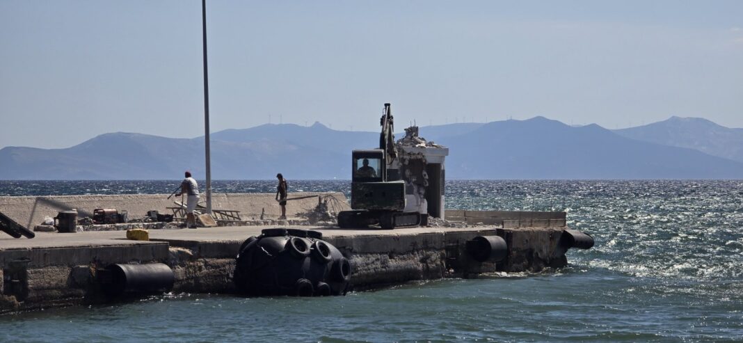 Λιμάνι Ραφήνας: Σε εξέλιξη η ανακατασκευή του κεντρικού φάρου