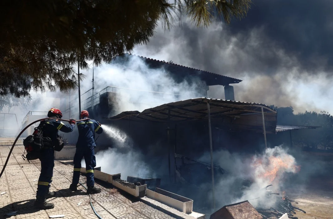 Κραυγή αγωνίας από τον Δήμαρχο Λαυρεωτικής: «Η φωτιά πάει να ξεφύγει» – Στις φλόγες τα πρώτα σπίτια