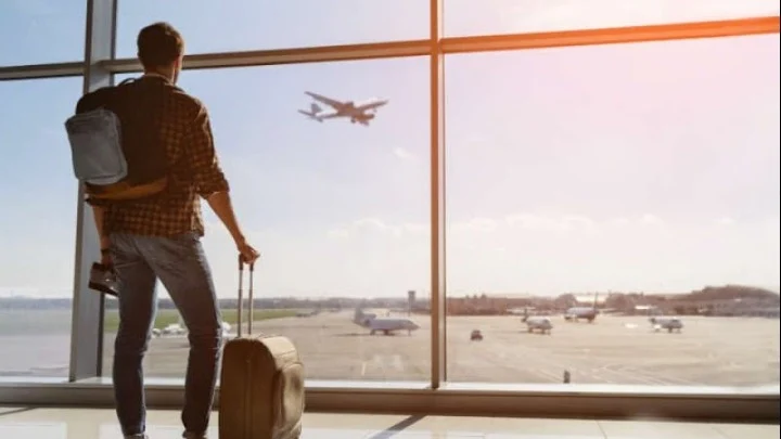 Τέλος η δωρεάν χειραποσκευή στο αεροπλάνο – Νέοι κανόνες από την ΕΕ για τις αεροπορικές χρεώσεις