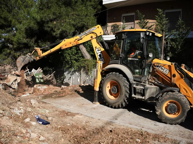 Αθήνα: Ξεκίνησε η κατεδάφιση 70 επικίνδυνων κτιρίων