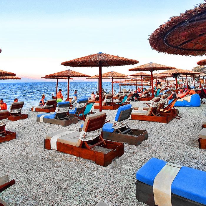 Crash Test στο κόστος για την παραλία: Πόσο κοστίζουν οι ξαπλώστρες σε Ζούμπερι, Αυλάκι, Ανάβυσσο, Βουλιαγμένη – rpn