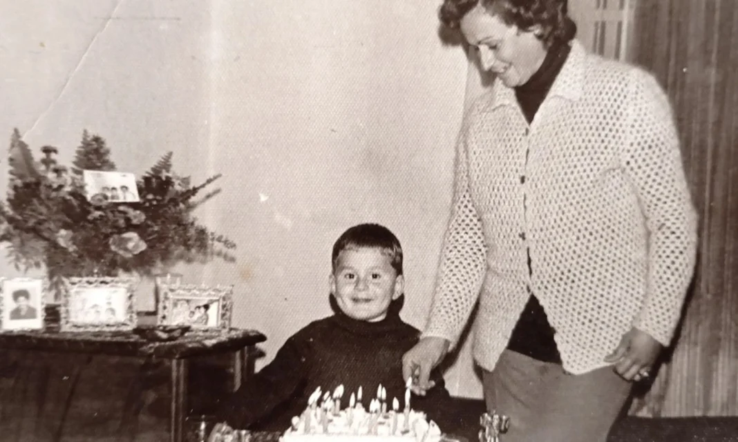 Το αγοράκι της φωτογραφίας σήμερα έγινε 58 ετών – RPN