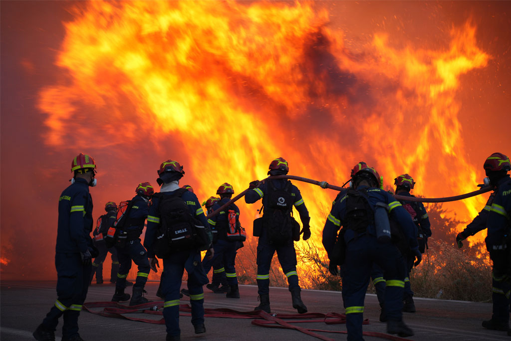 Κρίσιμη η κατάσταση στη Χίο – Νέα διαδοχικά 112 για εκκένωση περιοχών