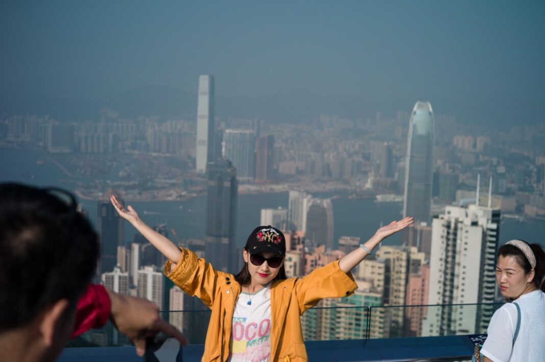 «Καλώς τους ξένους» – Γιατί η Κίνα ανοίγει τώρα διάπλατα «αγκάλες» στους τουρίστες