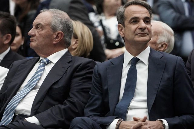 Γιατί ο Μητσοτάκης “χτυπά” ξανά τον Καραμανλή