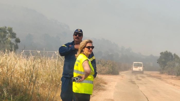 Πυρκαγιά σε Ραφήνα Πικέρμι Σπάτα: Άμεση κινητοποίηση και συντονισμός υπό την Αντιπεριφερειάρχη Βίκυ Καβαλλάρη